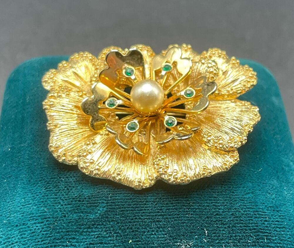 Sarah Cov Splendor 6839 1960s Brooch Gold Tone Floral Layered Pearl Green Stones